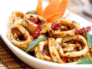 Xuýt xoa mực xào sa tế cay xé