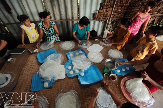 Nghề làm bánh phồng phát triển đã tạo cơ hội để người nghèo ổn định cuộc sống bánh phồng Sơn Đốc -Đặc sản Bến Tre