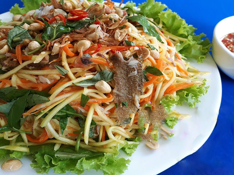 Gỏi xoài khô cá sặc