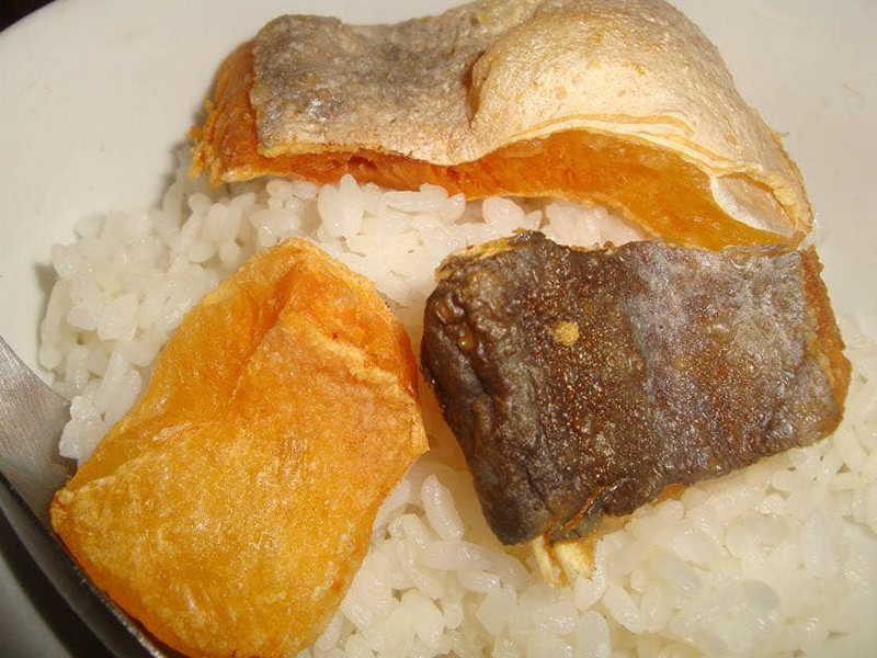 Khô cá tra phồng chiên cực ngon khi ăn cùng cơm