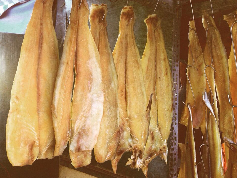 Phơi khô cá tra phồng